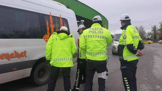 Polis ekiplerinden kış lastiği uygulaması