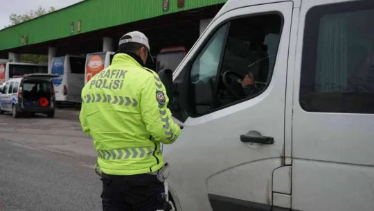 Polis ekiplerinden kış lastiği uygulaması