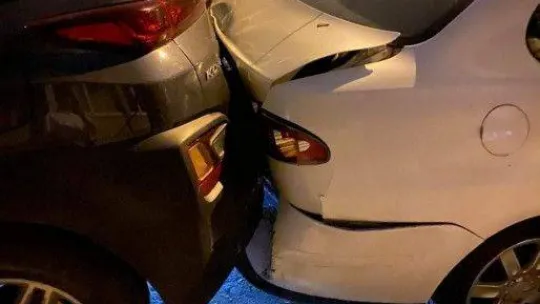 Polis kovalamacasından kaçan sürücü, park halindeki otomobillere çarptı