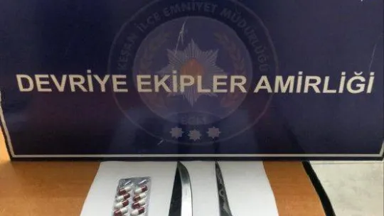 Polis üç kişiyi durdurdu, üçünden de bıçak çıktı