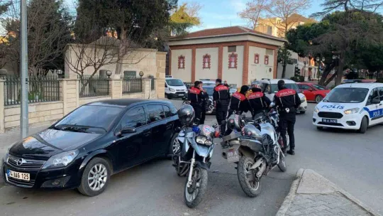 Polis uygulamasından kaçmaya çalışan araçtan silah çıktı