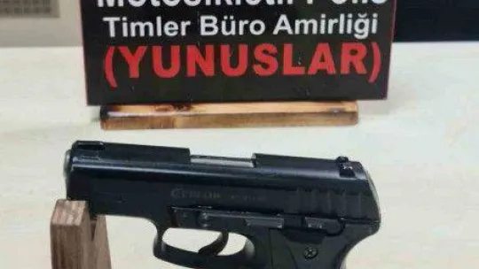 Polis uygulamasından kaçmaya çalışan araçtan silah çıktı