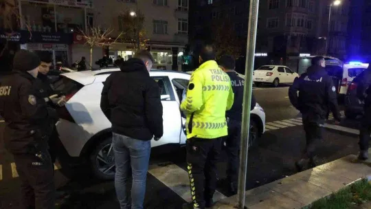 Polis uyuşturucu aradı, sokak köpekleri seyretti
