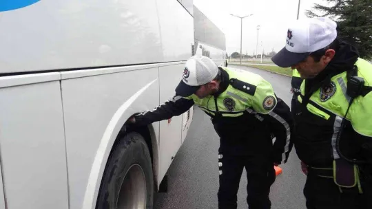 Polis, yolcu otobüslerini tek tek durdurdu...51 sürücüye ceza kesildi