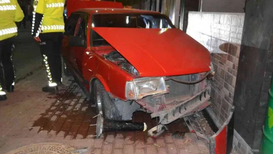 Polisi görünce panikleyen alkollü sürücü eğlence mekanının duvarına böyle çarptı