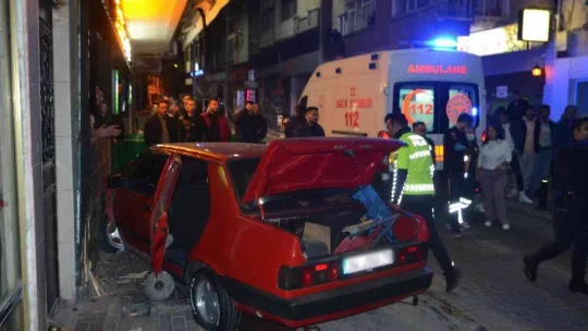 Polisi görünce panikleyen alkollü sürücü eğlence mekanının duvarına böyle çarptı