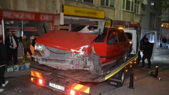 Polisi görünce panikleyen alkollü sürücü eğlence mekanının duvarına böyle çarptı