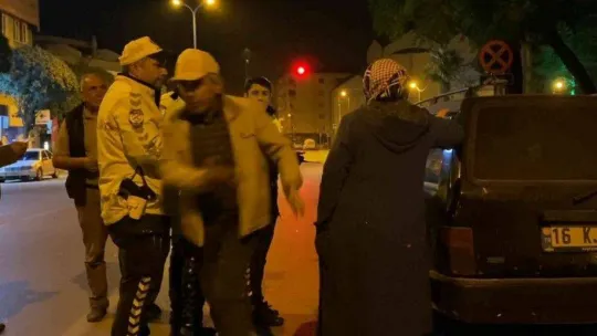 Polisin sürücü ile imtihanı kamerada