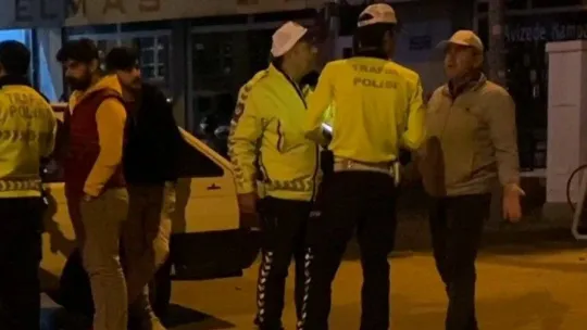 Polisin sürücü ile imtihanı kamerada