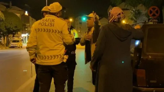 Polisin sürücü ile imtihanı kamerada