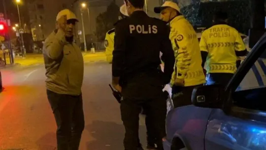 Polisin sürücü ile imtihanı kamerada