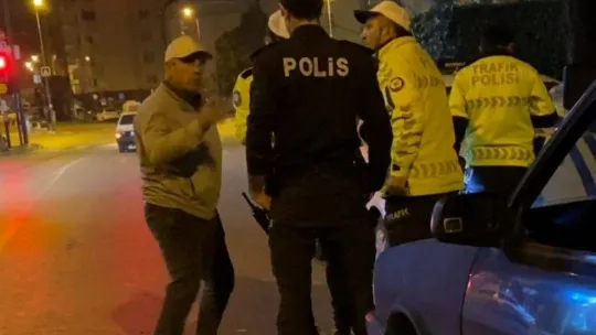 Polisin sürücü ile imtihanı kamerada