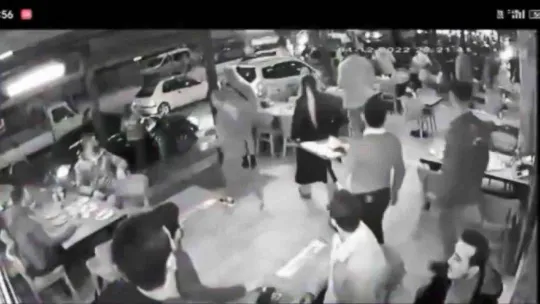 Polisten kaçan şüpheliler 4 otomobile çarparak durabildi