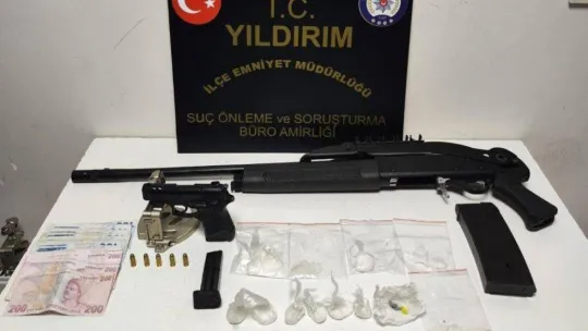 Polisten kaçan şüpheliler 4 otomobile çarparak durabildi