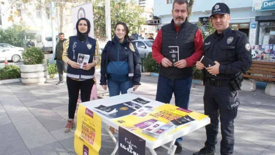 Polisten kadınlara şiddete karşı uyarı broşürü
