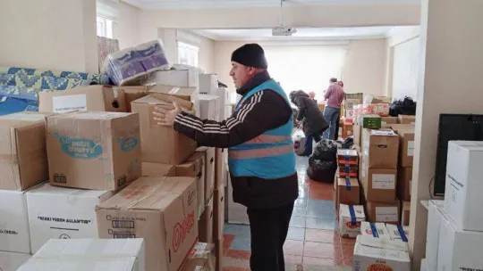 Posof'tan depremzedelere yardım eli