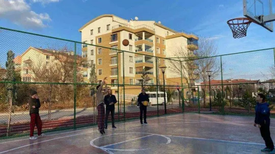 Pursaklar Belediye Başkanı Çetin gençlerle ter attı