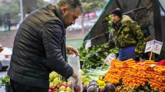 Pursaklar Belediye Başkanı Çetin'den pazar esnafına ziyaret