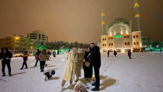 Pursaklar Belediye Başkanı Ertuğrul Çetin vatandaşlarla kar topu oynadı