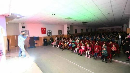 Pursaklar'da çocuklar yarıyıl tatilinde doyasıya eğleniyor