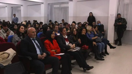 Radyo sunucusu Özadlı, öğrencilerle Buluştu