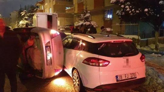 Refüje çarpan otomobil park halindeki aracın üzerine devrildi