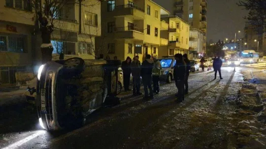 Refüje çarpan otomobil park halindeki aracın üzerine devrildi