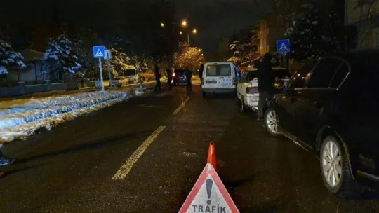 Refüje çarpan otomobil park halindeki aracın üzerine devrildi