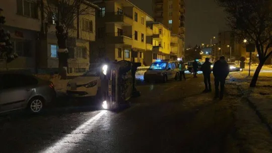 Refüje çarpan otomobil park halindeki aracın üzerine devrildi