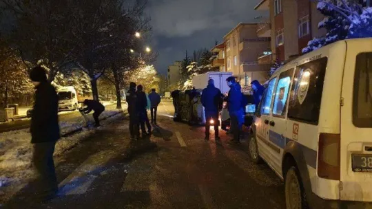 Refüje çarpan otomobil park halindeki aracın üzerine devrildi