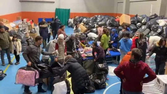 Rize'de 7'den 70'e herkes depremzedelere yardım etmeye çalışıyor