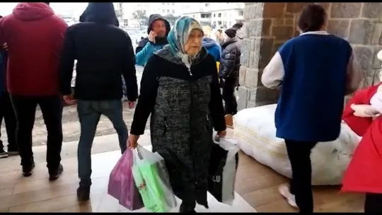 Rize'de 7'den 70'e herkes depremzedelere yardım etmeye çalışıyor