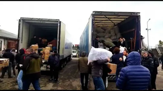 Rize'de 7'den 70'e herkes depremzedelere yardım etmeye çalışıyor