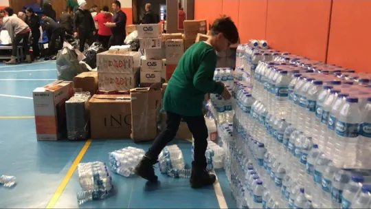 Rize'de 7'den 70'e herkes depremzedelere yardım etmeye çalışıyor