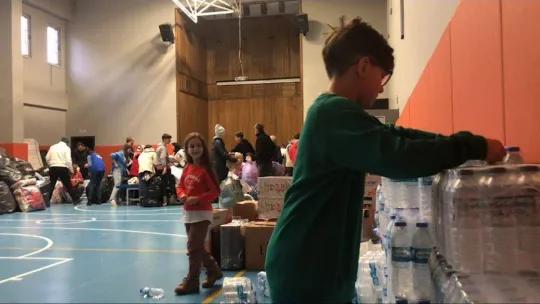 Rize'de 7'den 70'e herkes depremzedelere yardım etmeye çalışıyor