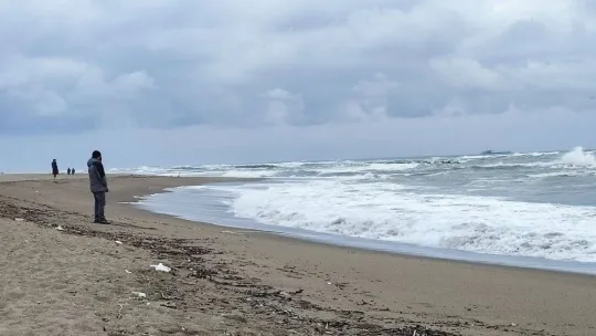 Saatlerdir sahilden ayrılmadılar, umutla bekliyorlar