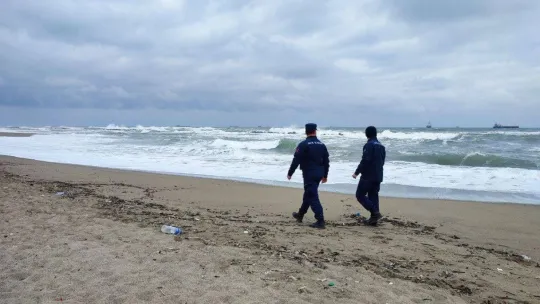 Saatlerdir sahilden ayrılmadılar, umutla bekliyorlar