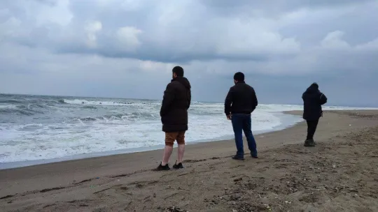 Saatlerdir sahilden ayrılmadılar, umutla bekliyorlar