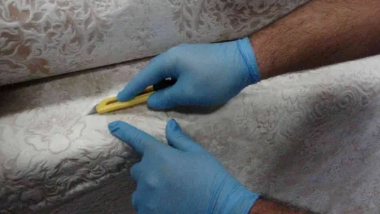 Sabiha Gökçen Havalimanında kargoya getirilen kumaştan 5,7 kilo metamfetamin kazıyarak ele geçirildi