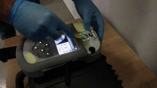 Sabiha Gökçen Havalimanında kargoya getirilen kumaştan 5,7 kilo metamfetamin kazıyarak ele geçirildi