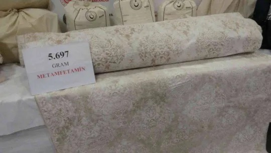 Sabiha Gökçen Havalimanında kargoya getirilen kumaştan 5,7 kilo metamfetamin kazıyarak ele geçirildi