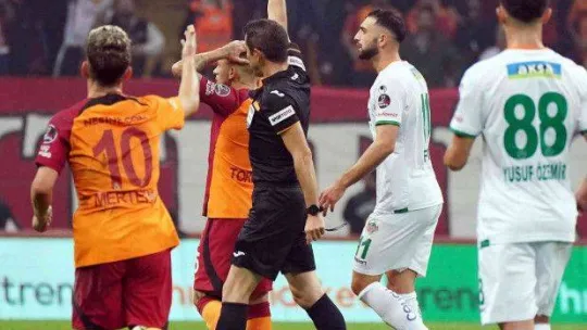 Sacha Boey, kırmızı kart gördü