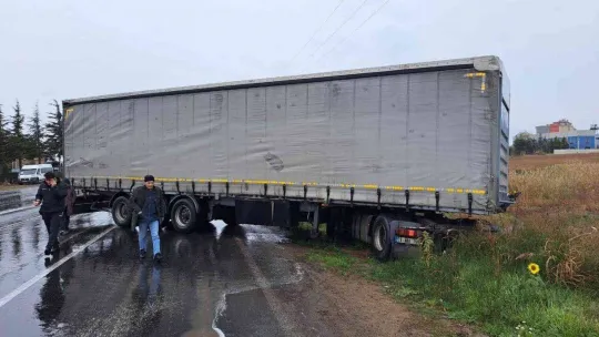 Sağanak yağışta kayan tır yolu trafiğe kapattı