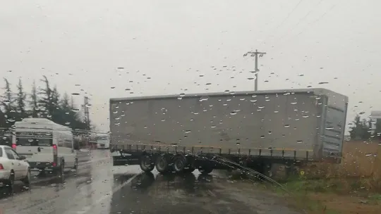 Sağanak yağışta kayan tır yolu trafiğe kapattı