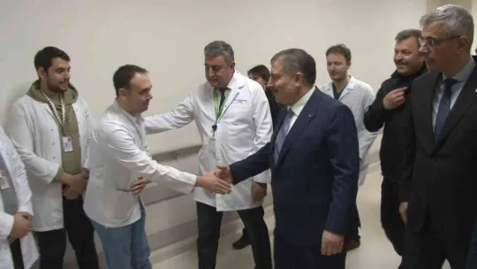 Sağlık Bakanı Fahrettin Koca yeni yılın ilk bebeklerinin ailelerini tebrik etti