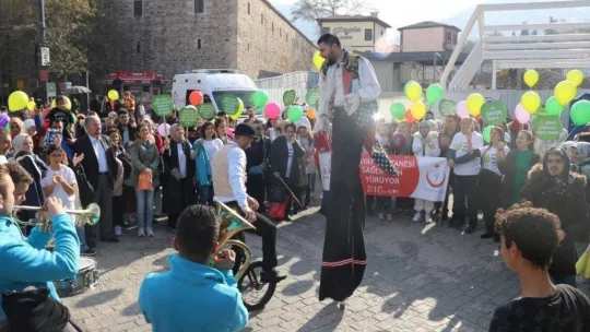 Sağlık çalışanları farkındalık için yürüdü