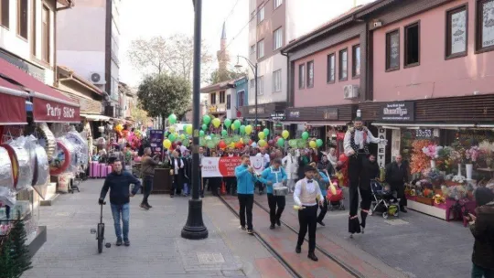 Sağlık çalışanları farkındalık için yürüdü