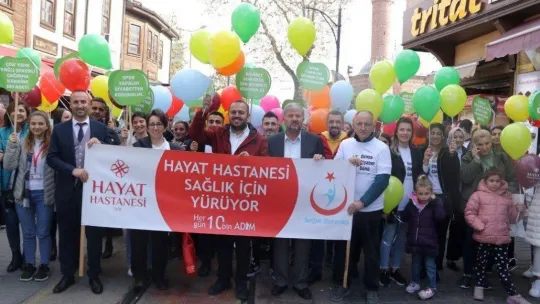 Sağlık çalışanları farkındalık için yürüdü