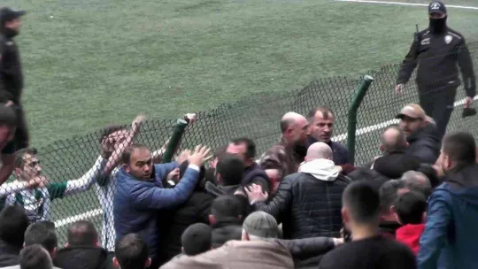 Sahadaki arbede tribünlere de sıçradı