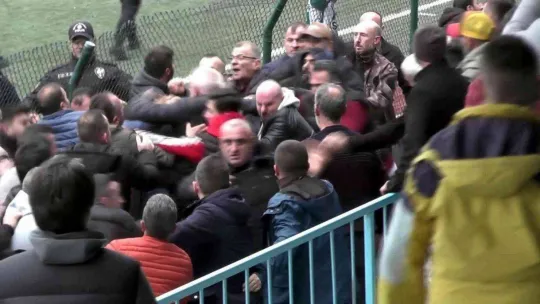 Sahadaki arbede tribünlere de sıçradı